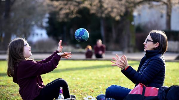 Helene und ihre Mutter Monika machten es sich auf der Stadtparkwiese gemütlich.