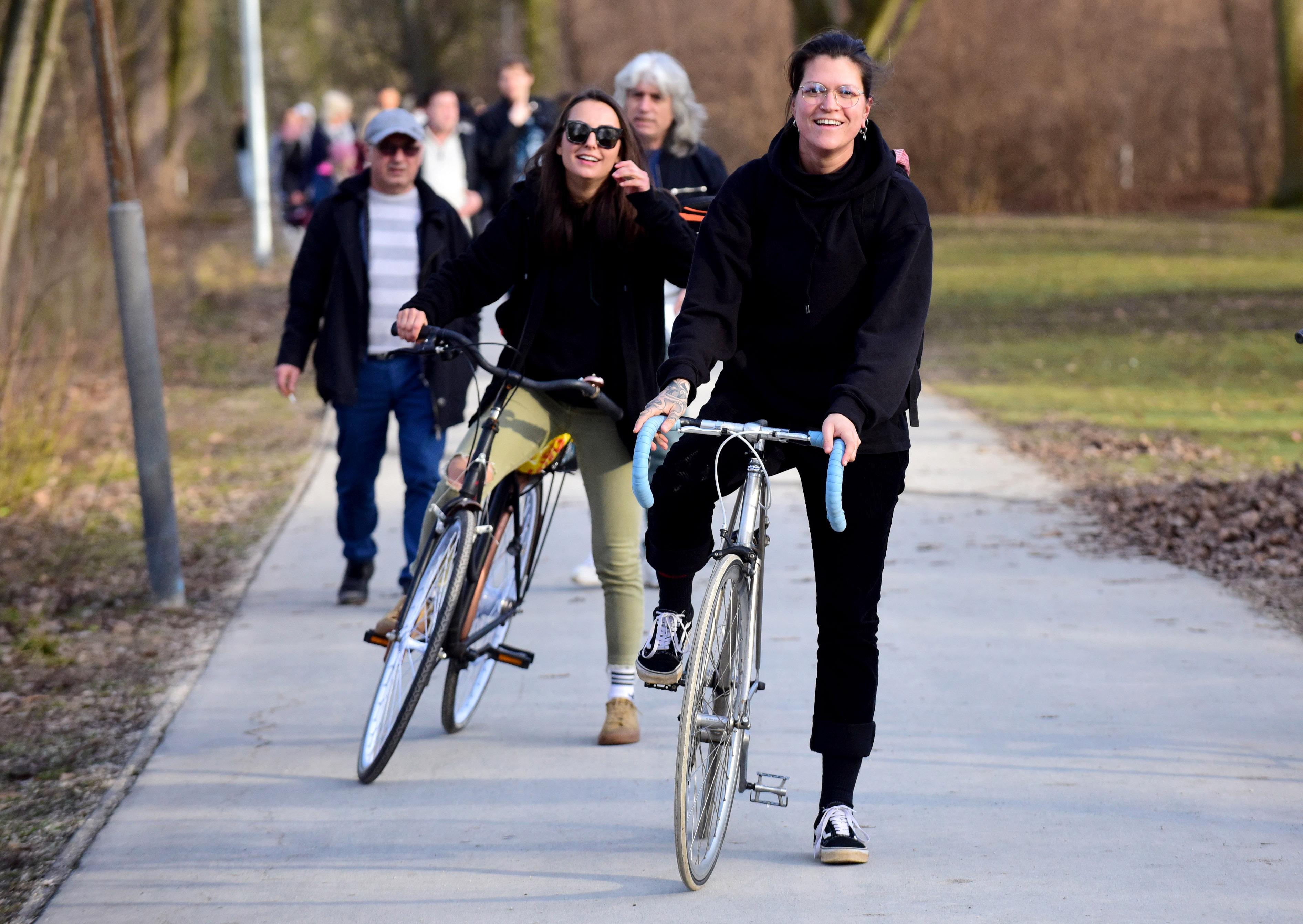 Die Freude über das gute Wetter stand vielen Spaziergängern und Radfahrerinnen deutlich anzusehen.  