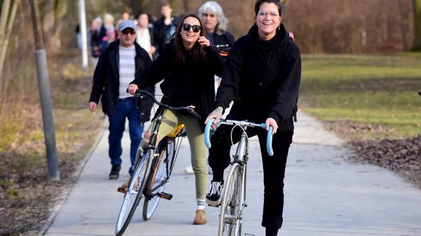 Die Freude über das gute Wetter stand vielen Spaziergängern und Radfahrerinnen deutlich anzusehen.