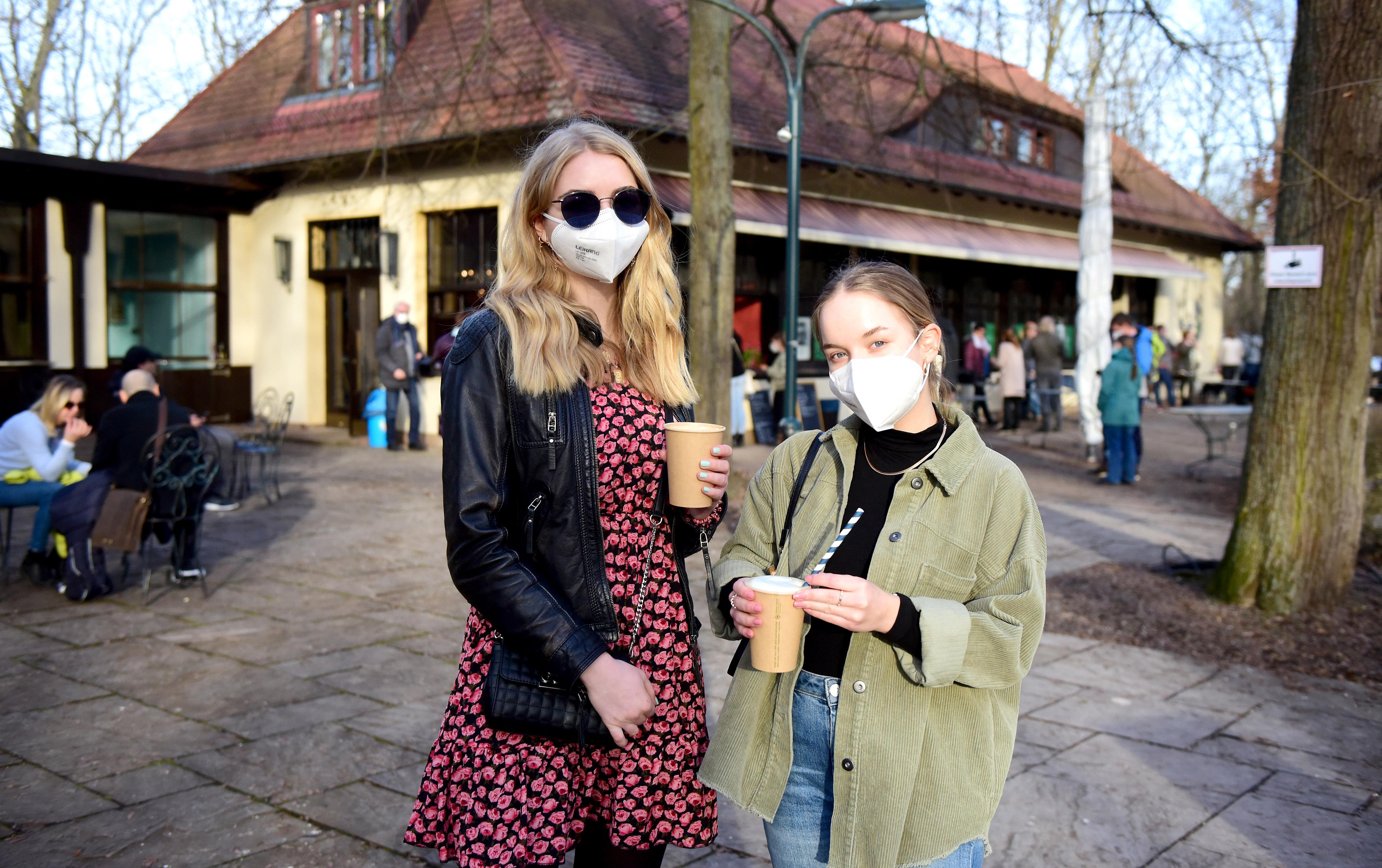 Kaffee und leckere Kuchen zum Mitnehmen lockten viele Sonnenhungrige zum Stadtparkcafé.