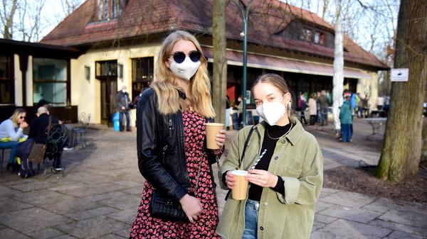Kaffee und leckere Kuchen zum Mitnehmen lockten viele Sonnenhungrige zum Stadtparkcafé.
