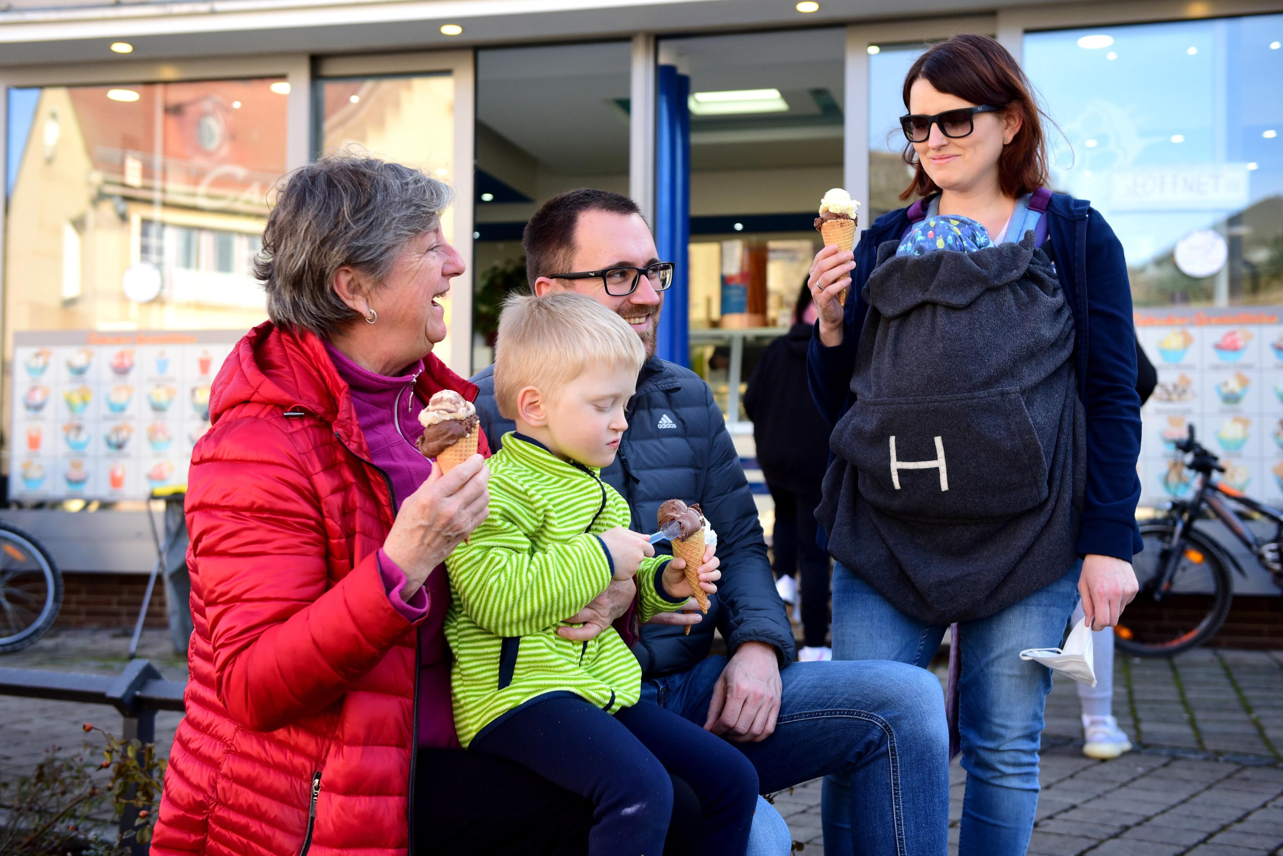 Schon geöffnet hatte das Eiscafé Carlo in Burgfarrnbach, sehr zur Freude von Familie Mann...