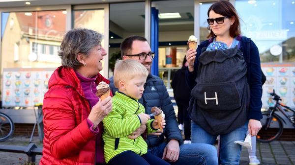 Schon geöffnet hatte das Eiscafé Carlo in Burgfarrnbach, sehr zur Freude von Familie Mann...