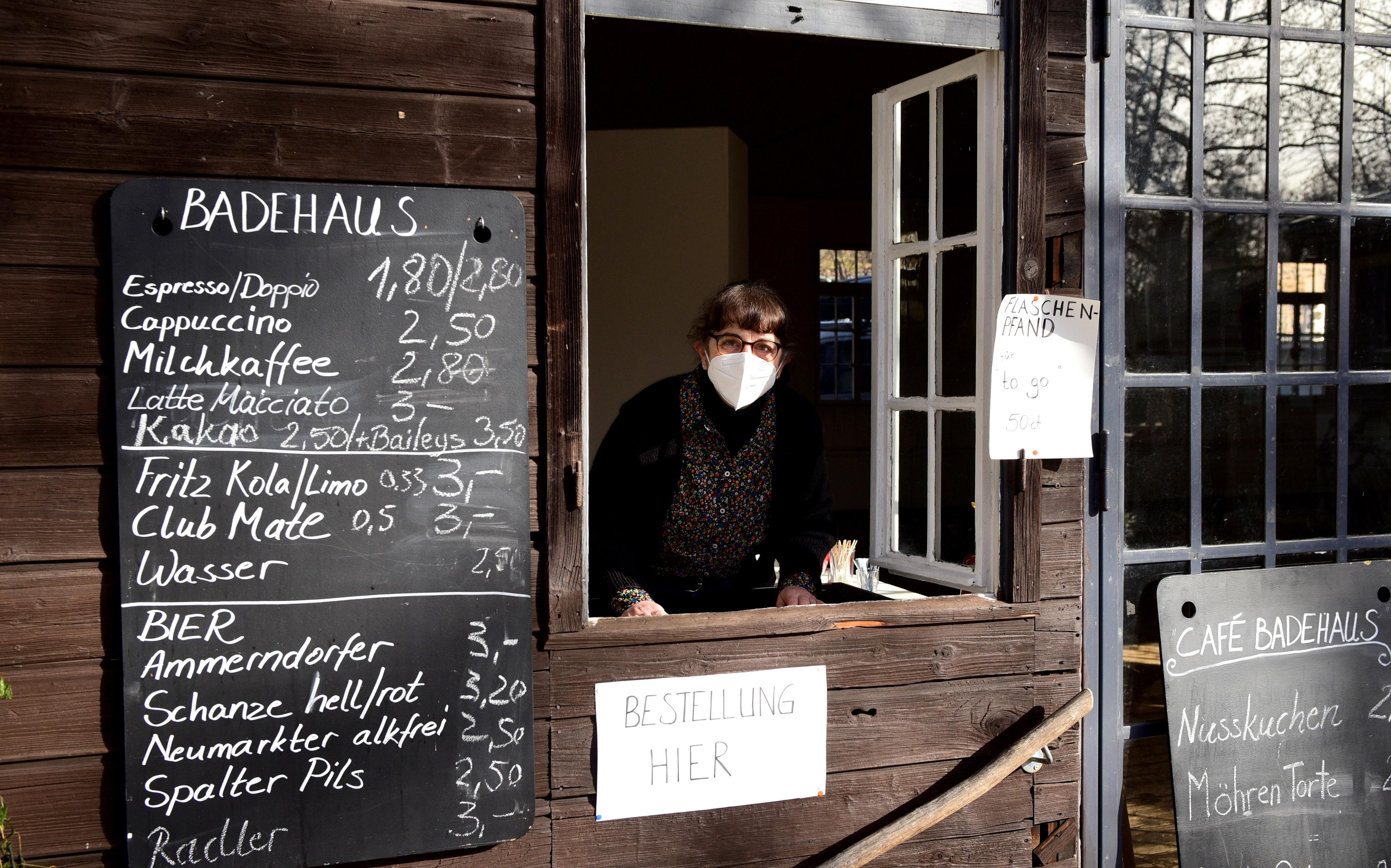 Isil Geyer verkaufte im Kulturort Badstraße Kaffee und feine Kuchen aus dem Fenster...