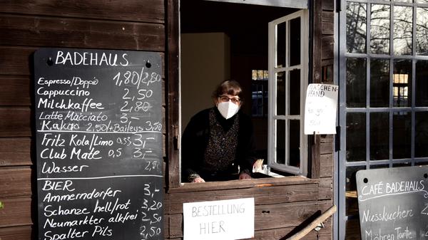 Isil Geyer verkaufte im Kulturort Badstraße Kaffee und feine Kuchen aus dem Fenster...