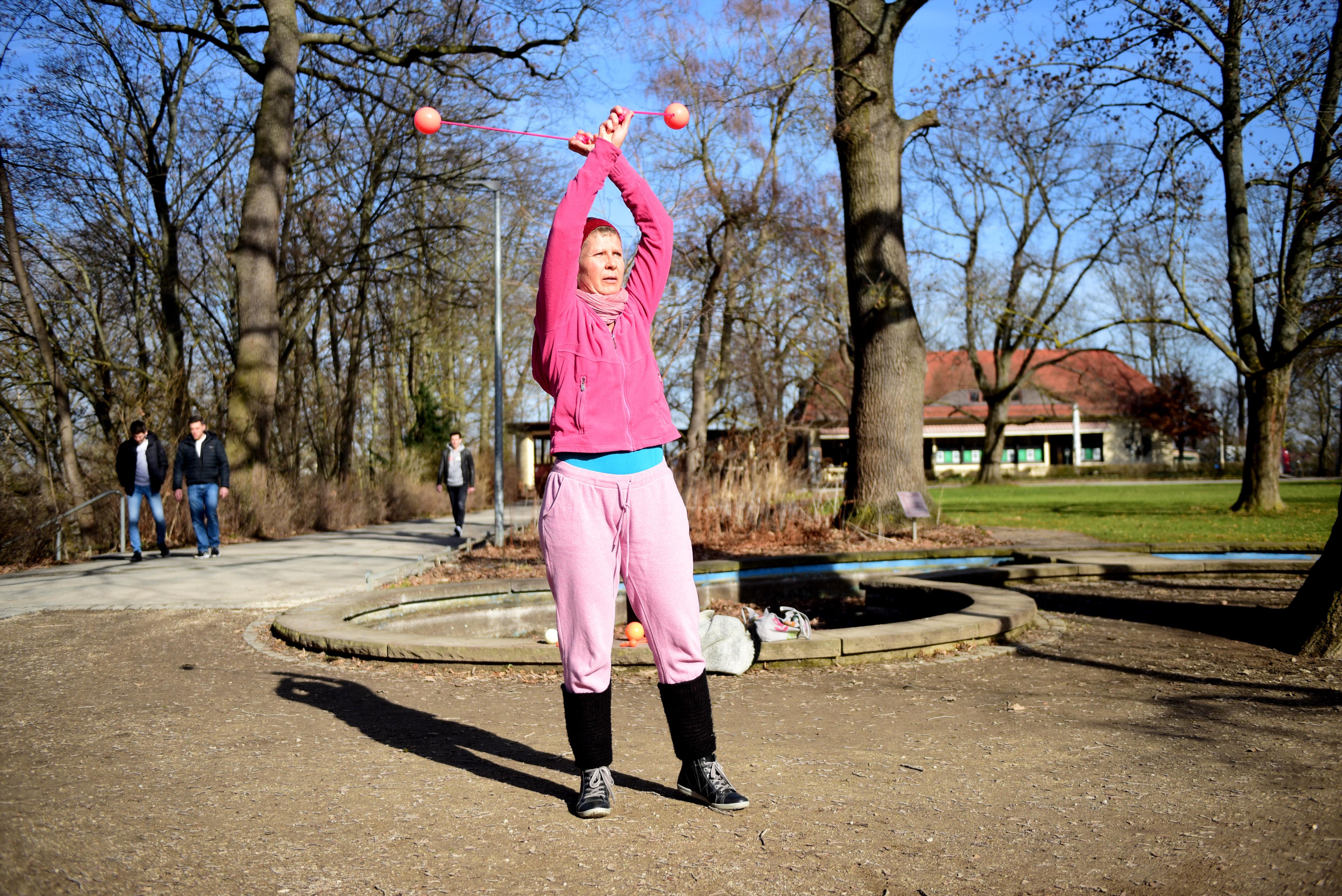 Brigitte Roth nutzte die Frühlingssonne zum Poi-Spiel im Stadtpark.