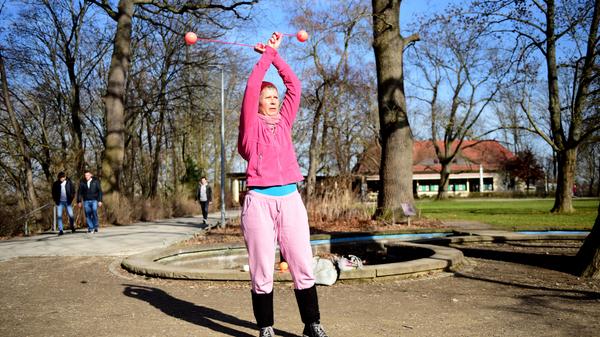 Brigitte Roth nutzte die Frühlingssonne zum Poi-Spiel im Stadtpark.