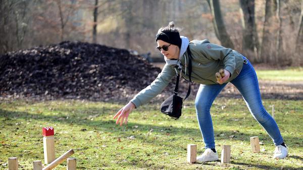 Anne-Marie Hirchert feierte mit ihrer Familie den 30. Geburtstag bei einer Partie Wikingerschach...
