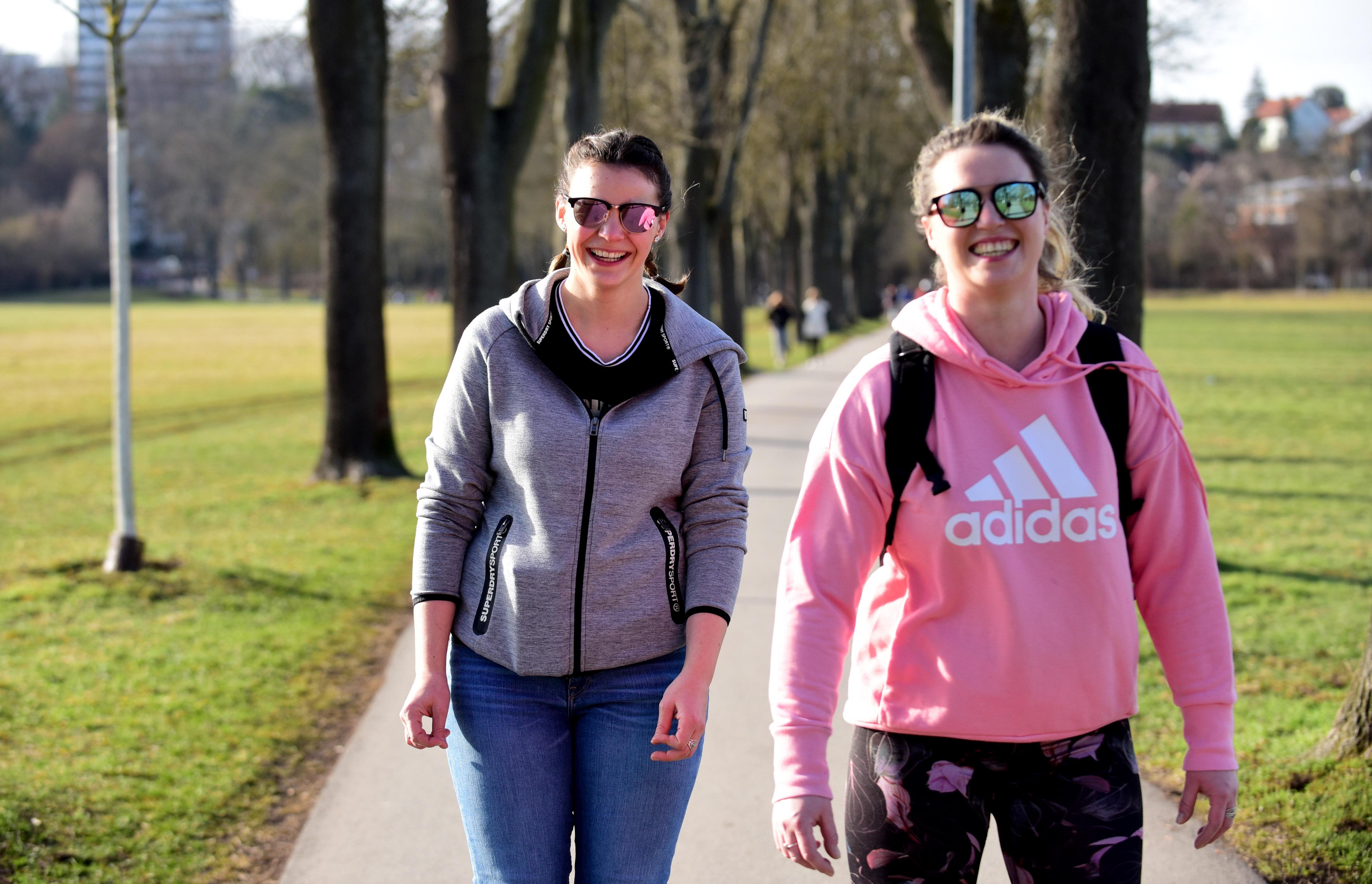 Isabella (rechts) und Nadine packten ihre Skates aus und fuhren über den Karlsteg Richtung Innenstadt.