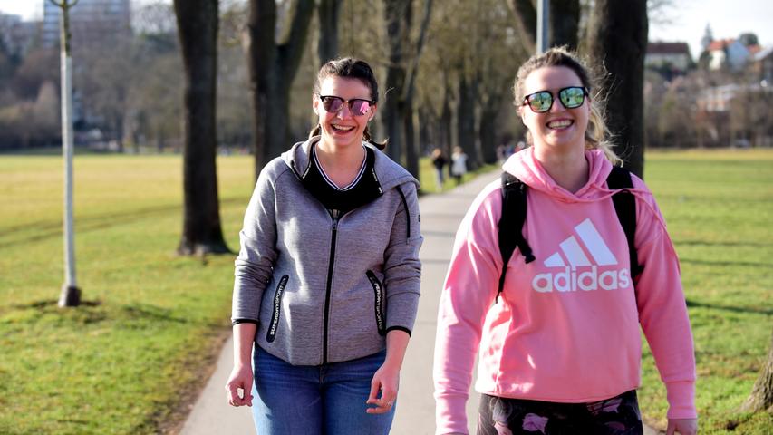 Isabella (rechts) und Nadine packten ihre Skates aus und fuhren über den Karlsteg Richtung Innenstadt.
