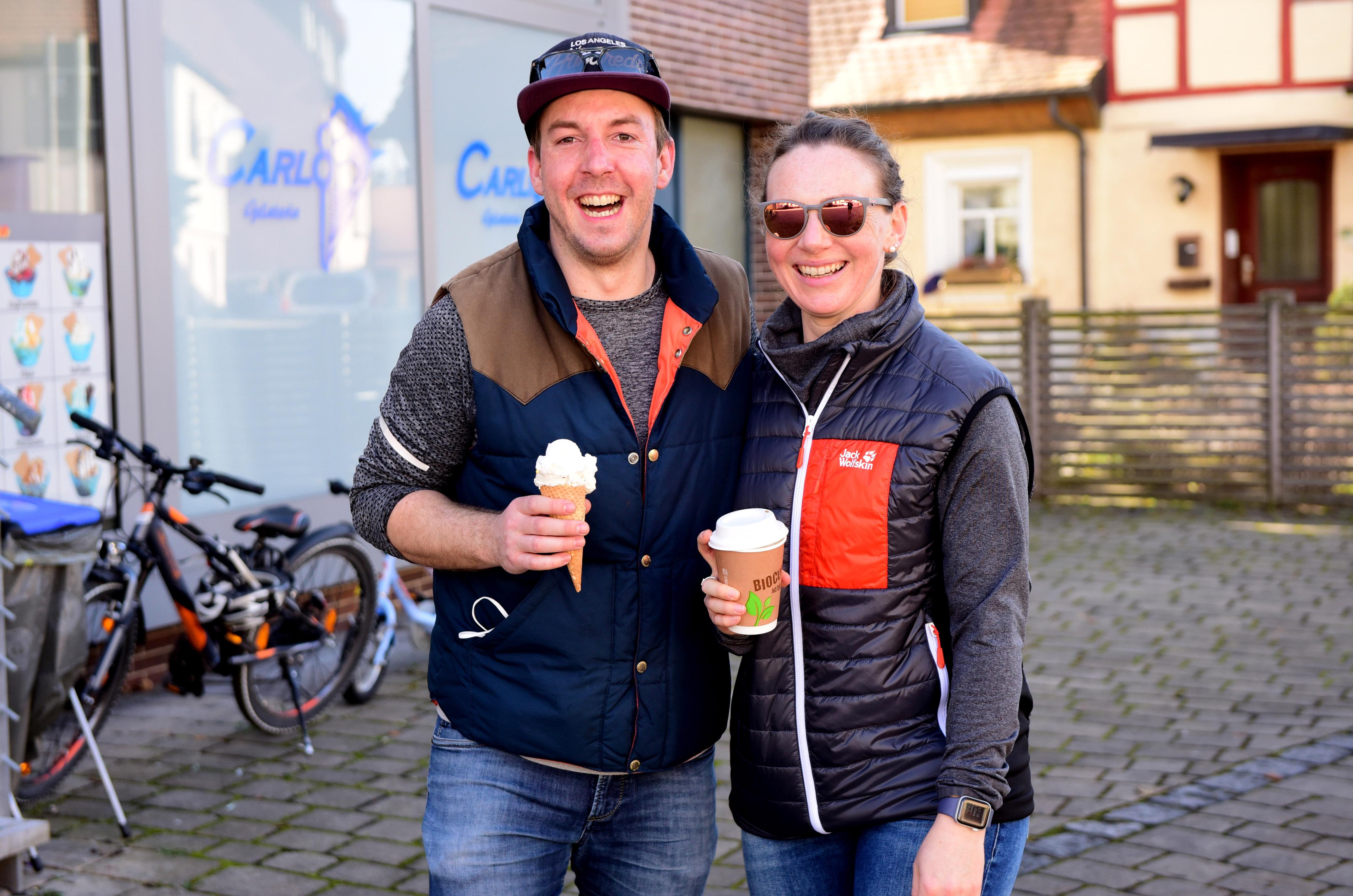 Auch Stefan und Kathrin nahmen sich Eis und Cappuccino mit auf den Weg.