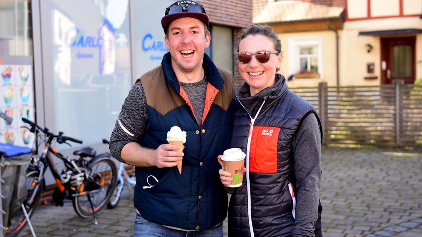 Auch Stefan und Kathrin nahmen sich Eis und Cappuccino mit auf den Weg.
