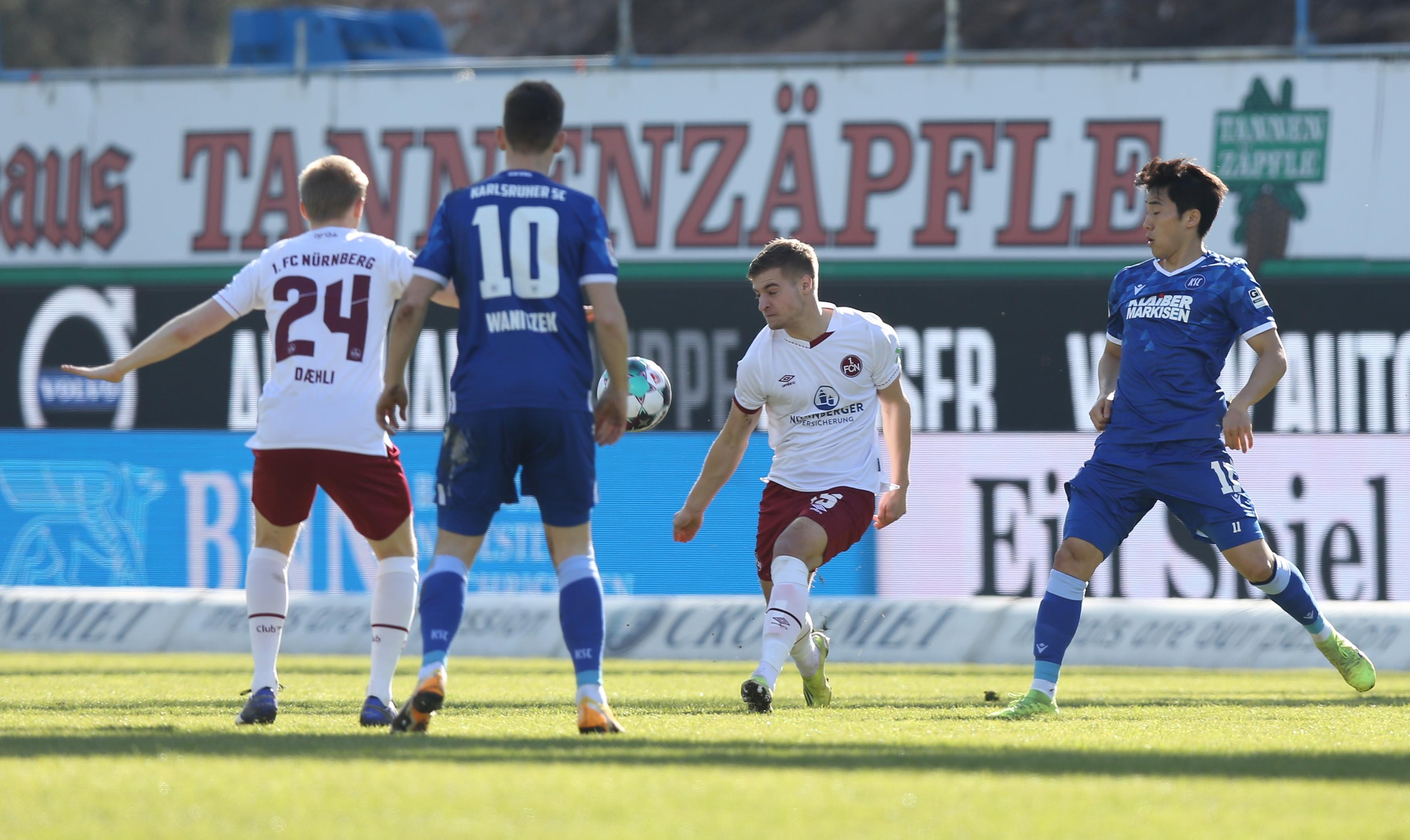 Der doch etwas glückliche Sieg in Darmstadt hätte für den Club die Wende sein können. Doch es kam anders und der FCN musste gegen St. Pauli sofort wieder eine Niederlage hinnehmen. Dafür hat der Club nun in Karlsruhe, bei der bisher besten Mannschaft der 2. Bundesliga im Jahr 2021, einen wichtigen Dreier im Abstiegskampf eingefahren. Vielleicht kommt jetzt die Wende, auf die man am Valznerweiher seit Anfang der Saison wartet.