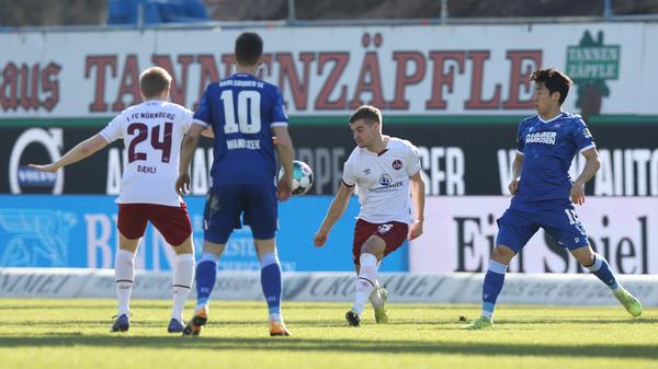 Der doch etwas glückliche Sieg in Darmstadt hätte für den Club die Wende sein können. Doch es kam anders und der FCN musste gegen St. Pauli sofort wieder eine Niederlage hinnehmen. Dafür hat der Club nun in Karlsruhe, bei der bisher besten Mannschaft der 2. Bundesliga im Jahr 2021, einen wichtigen Dreier im Abstiegskampf eingefahren. Vielleicht kommt jetzt die Wende, auf die man am Valznerweiher seit Anfang der Saison wartet.