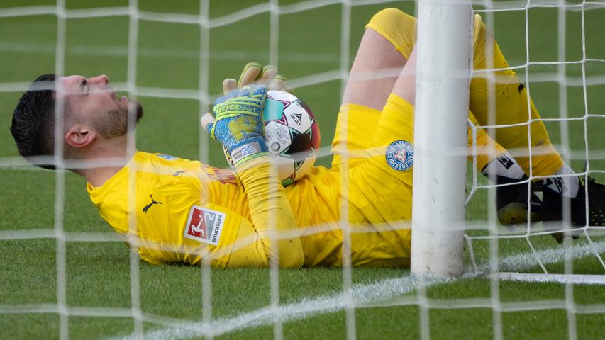 Festgehalten: Kiels Keeper Ioannis Gelios packt auch in besonderen Spielen beherzt zu.