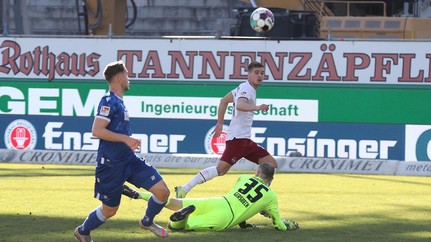 Der Ball auf dem linken Fuß, aber die lange Ecke trotzdem verfehlt: Fabian Nürnberger vergibt in Karlsruhe eine Großchance.