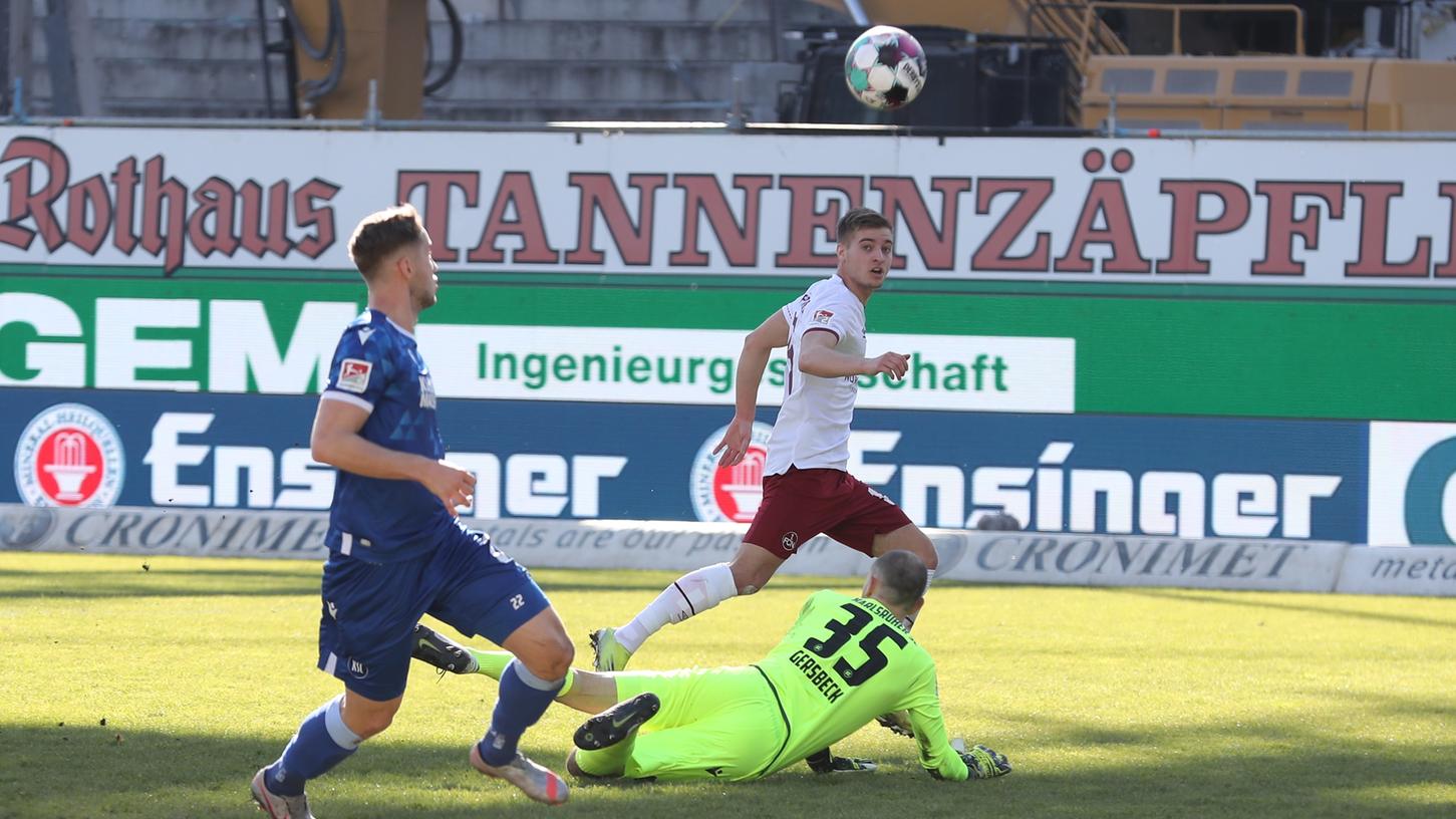 Der Ball auf dem linken Fuß, aber die lange Ecke trotzdem verfehlt: Fabian Nürnberger vergibt in Karlsruhe eine Großchance.
Der Ball auf dem linken Fuß, aber die lange Ecke trotzdem verfehlt: Fabian Nürnberger vergibt in Karlsruhe eine Großchance.