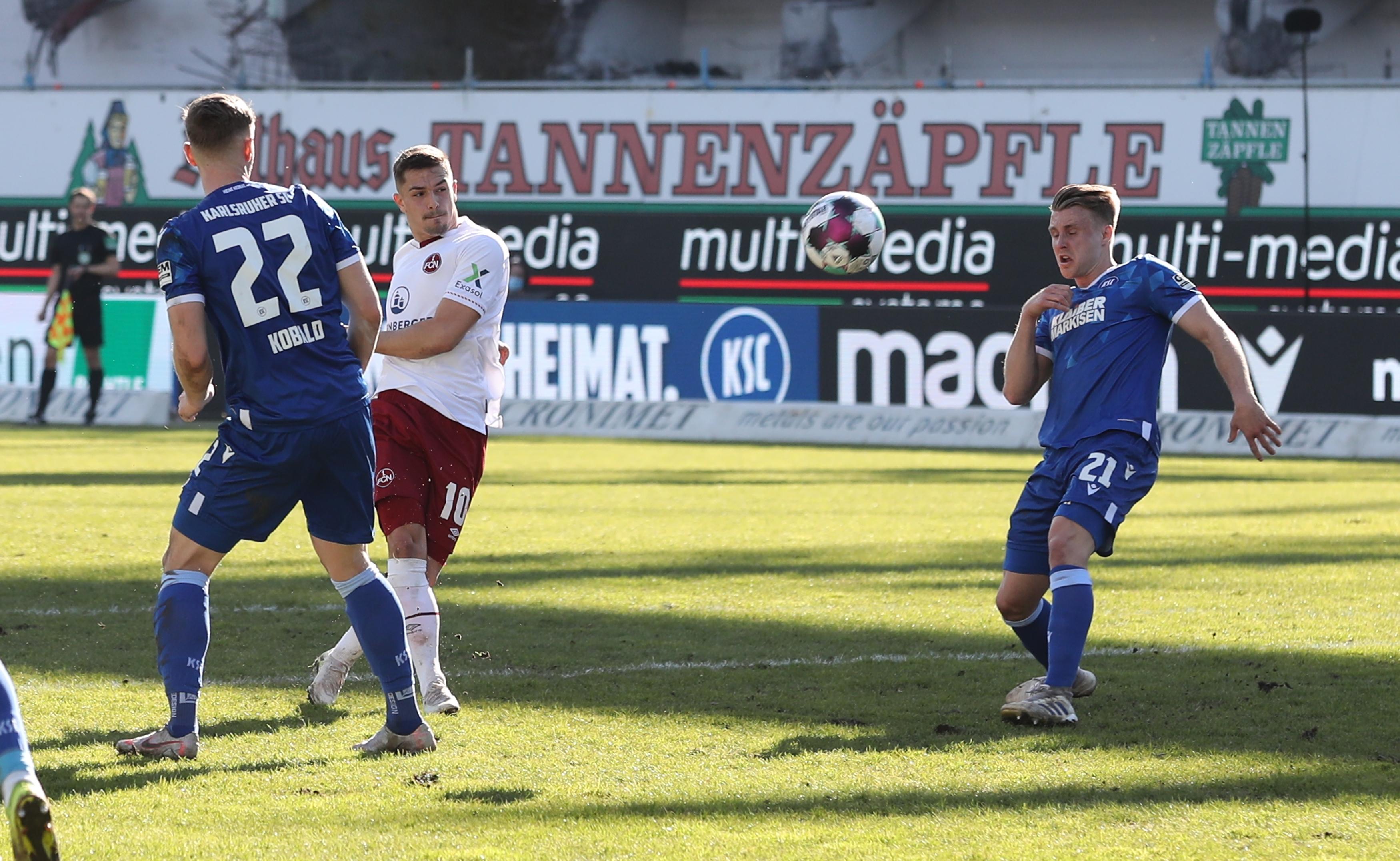 Wenig später ist es wieder Borkowski, der von der rechten Außenbahn den Ball mittig auf Sechszehnerhöhe spielt, wo Dovedan wartet. Er bekommt den Ball unter Bedrängnis und kann den Abschluss nicht vorbereiten, sodass dieser das Tor zwar knapp, aber doch recht eindeutig verfehlt.