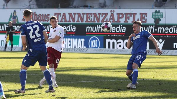 Wenig später ist es wieder Borkowski, der von der rechten Außenbahn den Ball mittig auf Sechszehnerhöhe spielt, wo Dovedan wartet. Er bekommt den Ball unter Bedrängnis und kann den Abschluss nicht vorbereiten, sodass dieser das Tor zwar knapp, aber doch recht eindeutig verfehlt.