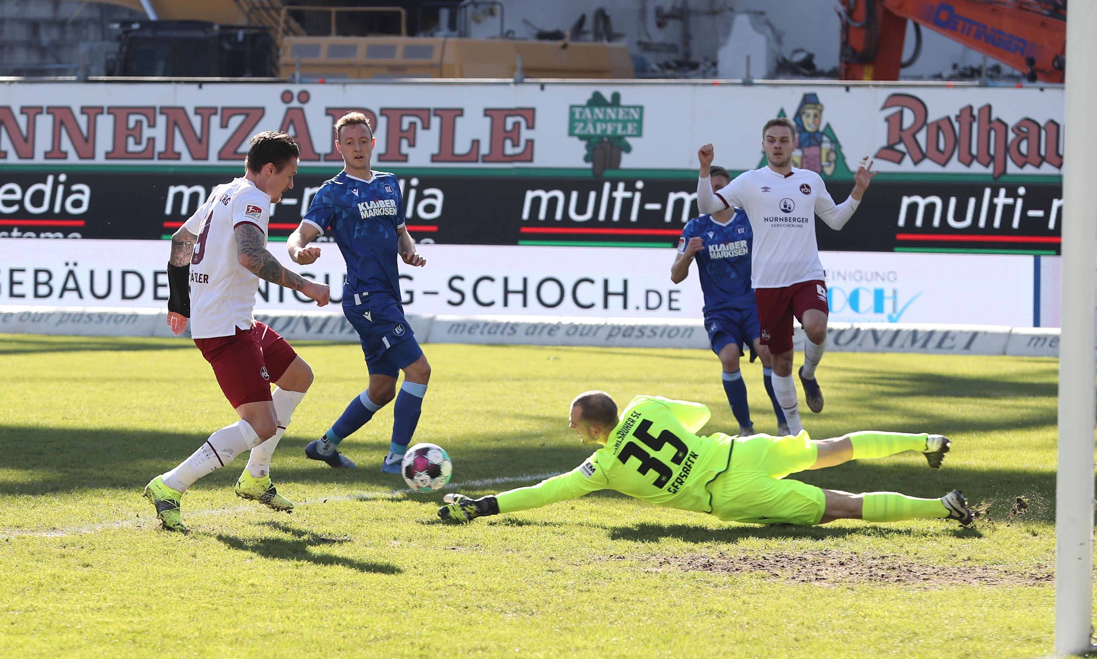 Auf beiden Seiten passieren viele Fehler im Spielaufbau, der Club verteidigt gegen einfallslose Karlsruher in den ersten zehn Minuten souverän und läuft hoch an. Die erste große Chance des Spiels gehört auch den Gästen aus Nürnberg. Ein starker Ball von Geis auf den durchgelaufenen Tim Handwerker legt dieser im Sechzehner quer auf Manuel Schäffler, der in der Mitte bereitsteht. Marius Gersbeck im Karlsruher Tor ist aber vor ihm zur Stelle.