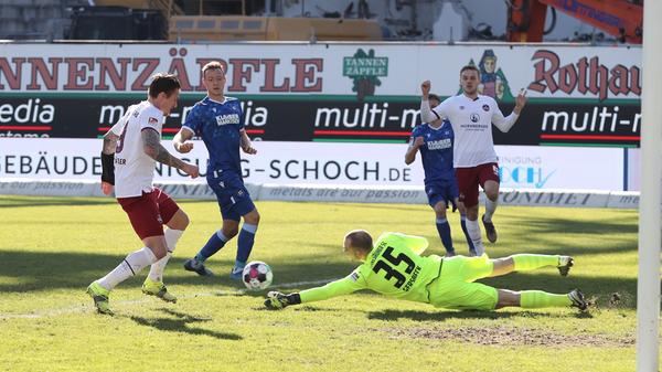 Auf beiden Seiten passieren viele Fehler im Spielaufbau, der Club verteidigt gegen einfallslose Karlsruher in den ersten zehn Minuten souverän und läuft hoch an. Die erste große Chance des Spiels gehört auch den Gästen aus Nürnberg. Ein starker Ball von Geis auf den durchgelaufenen Tim Handwerker legt dieser im Sechzehner quer auf Manuel Schäffler, der in der Mitte bereitsteht. Marius Gersbeck im Karlsruher Tor ist aber vor ihm zur Stelle.