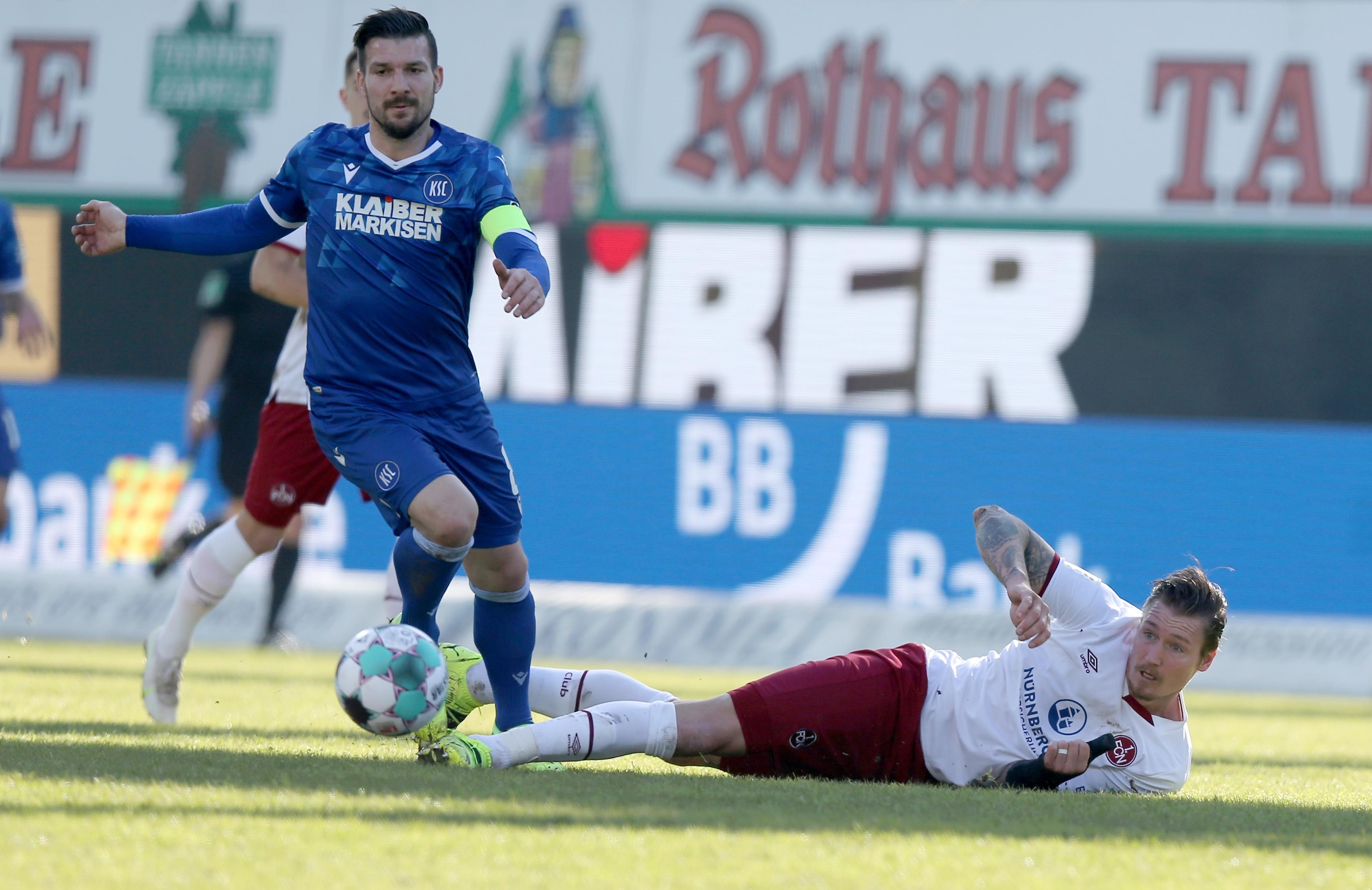 Doch auch Karlsruhe nähert sich langsam etwas zielstrebiger dem Nürnberger Tor an. Eine Flanke von Benjamin Goller findet in der Mitte keine Anspielstation, er stand aber ohnehin im Abseits. Wenig später kann sich Jerome Gondorf im Strafraum durchsetzen, sein Abspiel in die Mitte kann Christian Mathenia aber sichern.