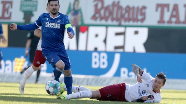 Doch auch Karlsruhe nähert sich langsam etwas zielstrebiger dem Nürnberger Tor an. Eine Flanke von Benjamin Goller findet in der Mitte keine Anspielstation, er stand aber ohnehin im Abseits. Wenig später kann sich Jerome Gondorf im Strafraum durchsetzen, sein Abspiel in die Mitte kann Christian Mathenia aber sichern.