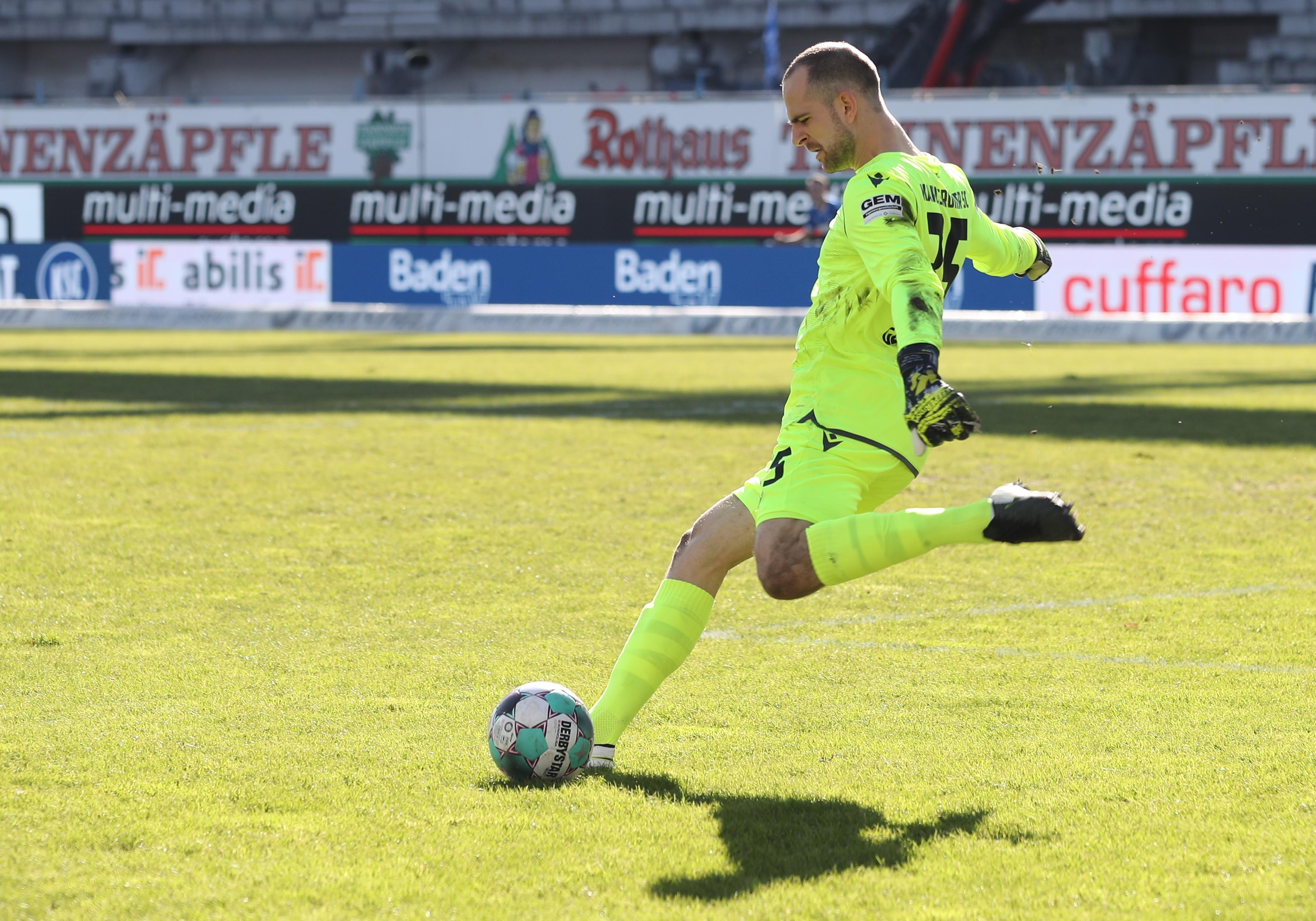 Karlsruhe hat Schwierigkeiten mit dem hohen Nürnberger Pressing. Nach dem Anlaufen von Schäffler verspringt Gersbeck der Ball, kann aber noch knapp vor dem heranrauschenden Borkowski klären. Der 19-jährige Stürmer bekommt dabei etwas ab, Gersbeck spielt aber eindeutig den Ball.