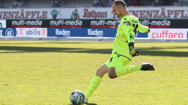 Karlsruhe hat Schwierigkeiten mit dem hohen Nürnberger Pressing. Nach dem Anlaufen von Schäffler verspringt Gersbeck der Ball, kann aber noch knapp vor dem heranrauschenden Borkowski klären. Der 19-jährige Stürmer bekommt dabei etwas ab, Gersbeck spielt aber eindeutig den Ball.