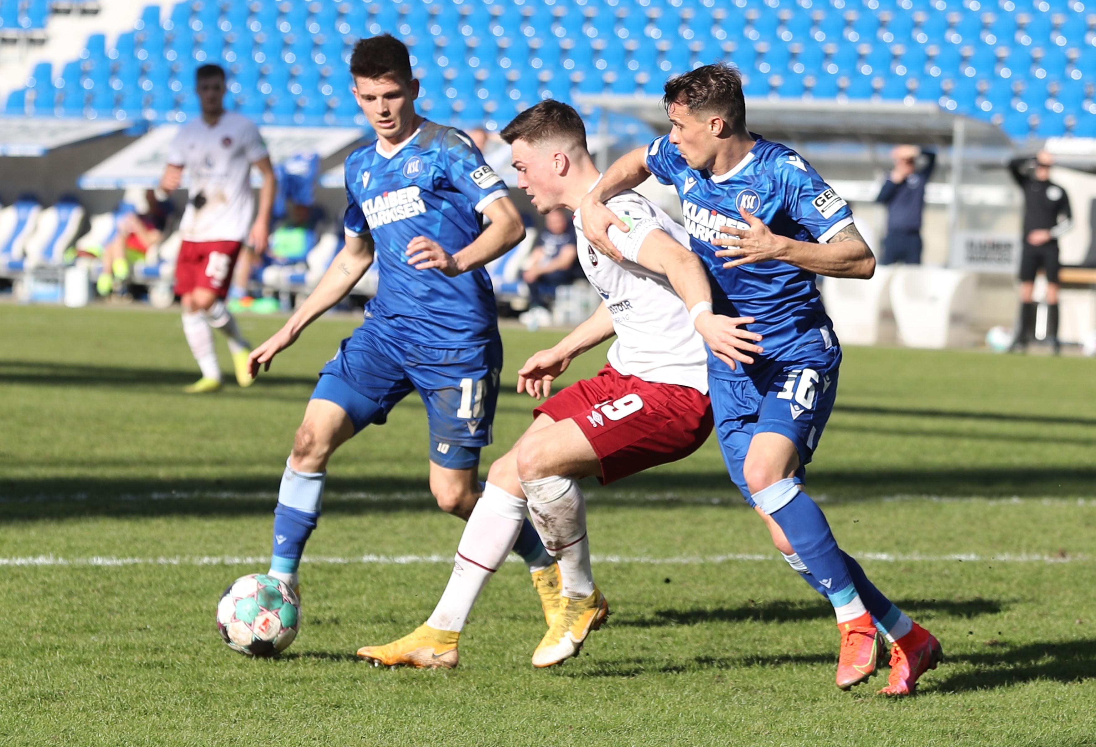 Viele Chancen hat die Partie insgesamt aber nicht zu bieten, das meiste spielt sich zwischen den Sechzehnern ab. Karlsruhe tut sich weiter schwer und kommt kaum zu zwingenden Situationen, während der Club meist noch zu wenig aus seinen Ballgewinnen im Mittelfeld macht. Eine Flanke von Marc Lorenz findet vor dem Nürnberger Tor keinen Abnehmer, Borkowskis Hereingabe von rechts außen auf der anderen Seite ist etwas zu hoch für Schäffler. Die Nürnberger Doppelspitze funktioniert jedoch, die beiden unterschiedlichen Spielertypen ergänzen sich gut. Borkowski ist sehr aktiv, Schäffler als Ballfestmacher zur Stelle.