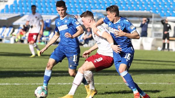 Viele Chancen hat die Partie insgesamt aber nicht zu bieten, das meiste spielt sich zwischen den Sechzehnern ab. Karlsruhe tut sich weiter schwer und kommt kaum zu zwingenden Situationen, während der Club meist noch zu wenig aus seinen Ballgewinnen im Mittelfeld macht. Eine Flanke von Marc Lorenz findet vor dem Nürnberger Tor keinen Abnehmer, Borkowskis Hereingabe von rechts außen auf der anderen Seite ist etwas zu hoch für Schäffler. Die Nürnberger Doppelspitze funktioniert jedoch, die beiden unterschiedlichen Spielertypen ergänzen sich gut. Borkowski ist sehr aktiv, Schäffler als Ballfestmacher zur Stelle.