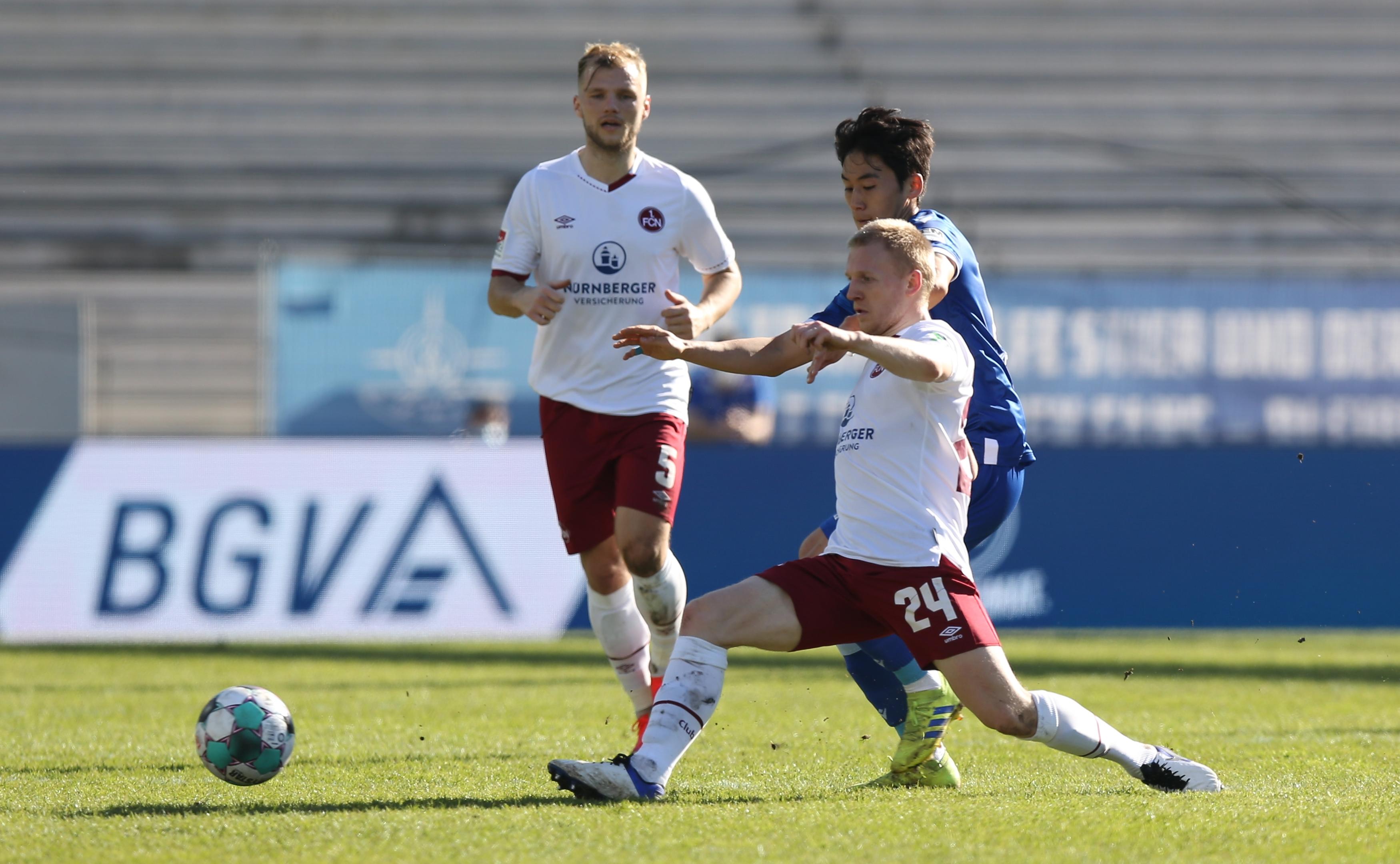 Damit geht es torlos in die Pause. Der Club zeigt sich in Karlsruhe von einer guten Seite, da ist was drin im Wildpark! Die zweite Hälfte beginnt genauso wie die erste: Mit vielen weiten Bällen, die im Nirgendwo landen, vielen Fehlern im Mittelfeld und wenig bis keinen Torchancen.