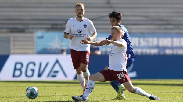 Damit geht es torlos in die Pause. Der Club zeigt sich in Karlsruhe von einer guten Seite, da ist was drin im Wildpark! Die zweite Hälfte beginnt genauso wie die erste: Mit vielen weiten Bällen, die im Nirgendwo landen, vielen Fehlern im Mittelfeld und wenig bis keinen Torchancen.
