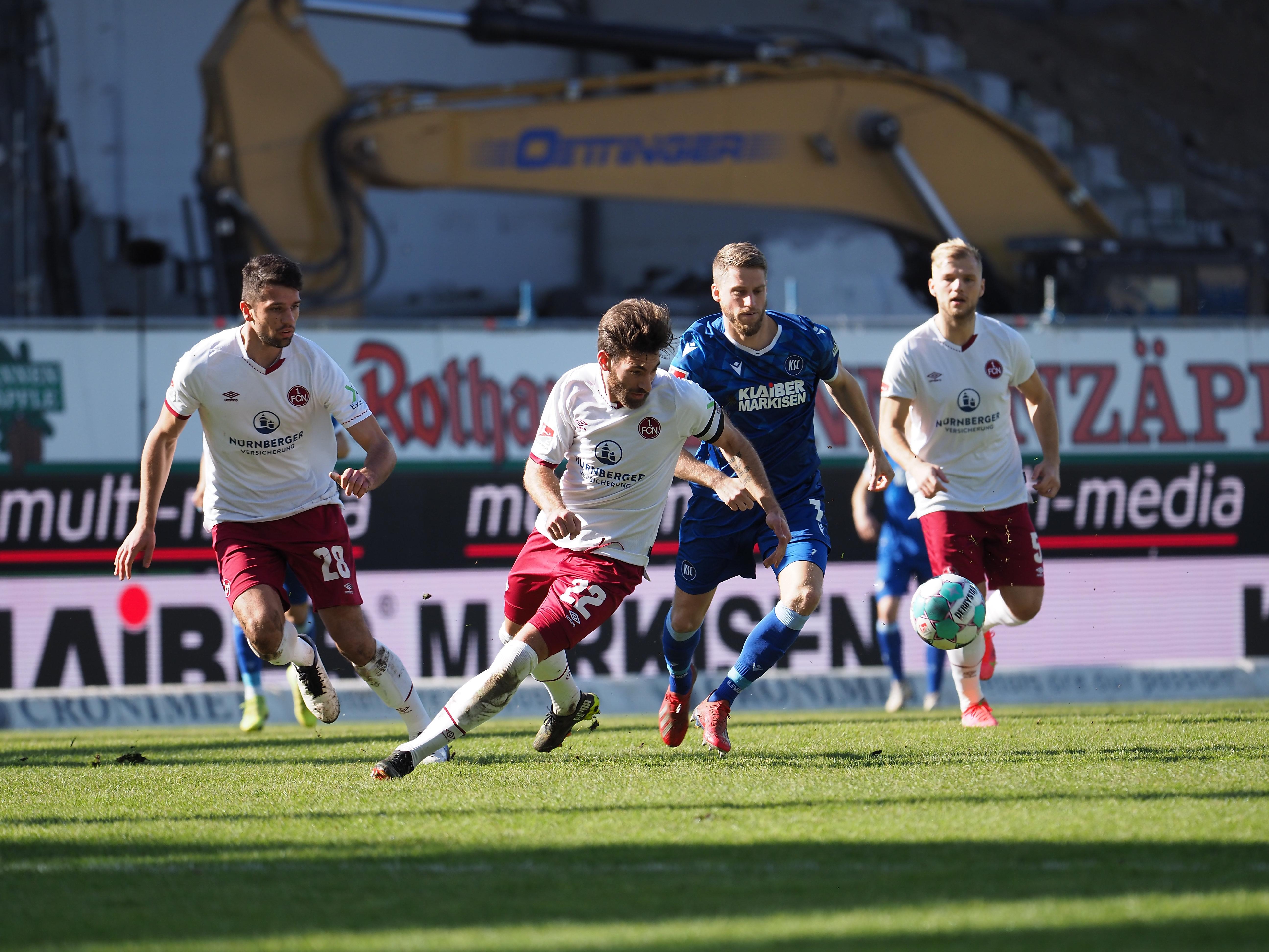 Über Valentini, der über die rechte Seite anzieht und halbhoch in die Mitte flankt kommt der Club das erste Mal in Halbzeit zwei in den Karlsruher Strafraum. Am ersten Pfosten wartet mal wieder Schäffler, der Abschluss wird aber geblockt.