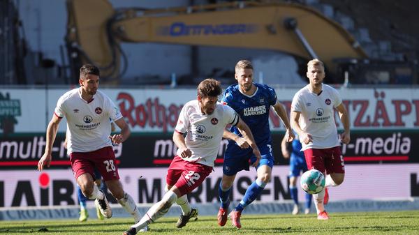 Über Valentini, der über die rechte Seite anzieht und halbhoch in die Mitte flankt kommt der Club das erste Mal in Halbzeit zwei in den Karlsruher Strafraum. Am ersten Pfosten wartet mal wieder Schäffler, der Abschluss wird aber geblockt.