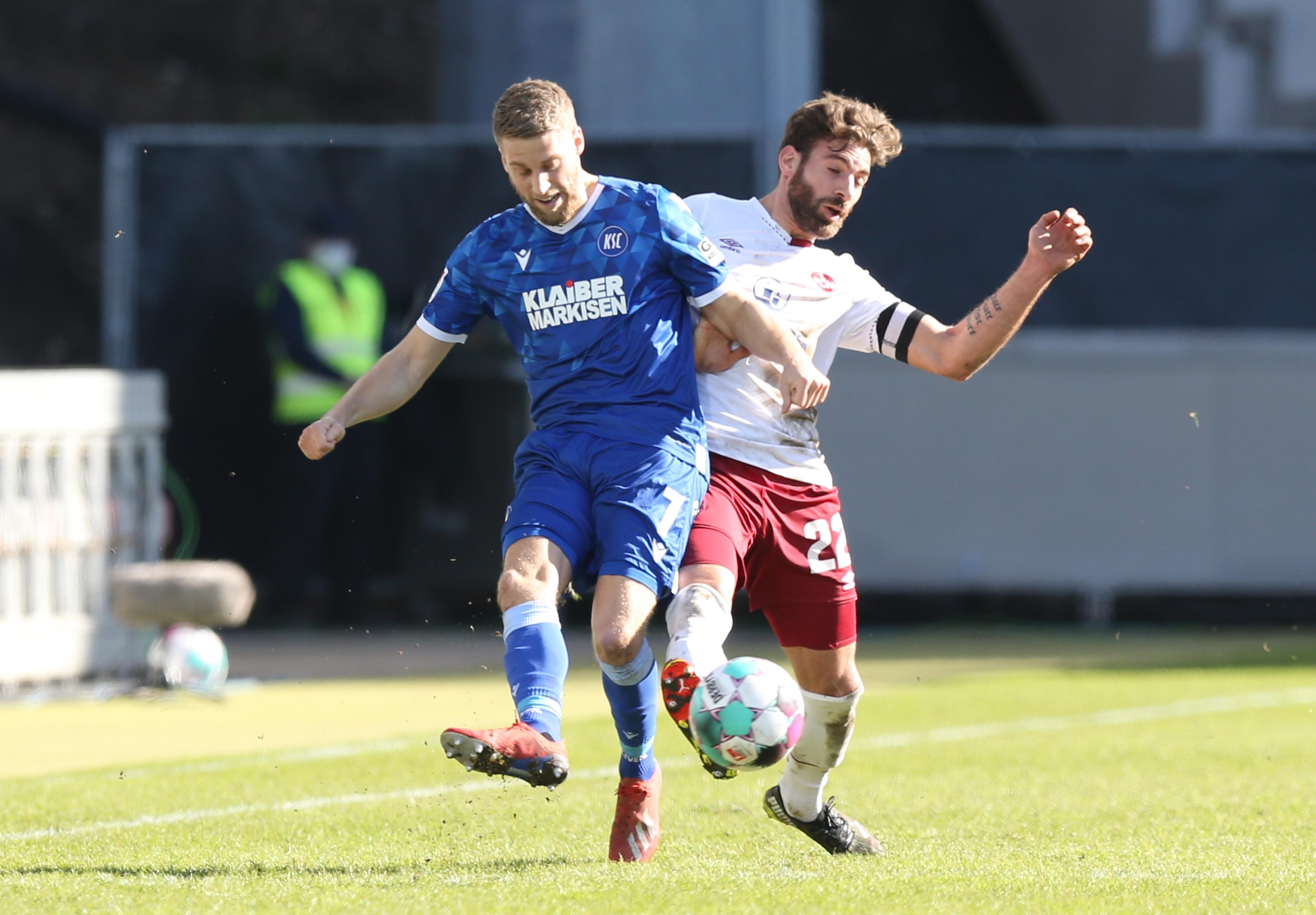Nicht wie gegen St. Pauli, wo der Club das Pressing früh wieder aufgegeben hat, bleiben die Nürnberger in Karlsruhe ihrem hohen Anlaufen treu, das den KSC immer wieder in die Bredouille bringt. Auf der anderen Seite gelingt es dem KSC in der 58. Minute mal, mit einem weiten Ball in den Nürnberger Strafraum vorzudringen. Lorenz nimmt den Ball souverän an und sieht, dass Mathenia zu weit vor seinem Kasten steht, der Lupfer fällt aber zu hoch aus.