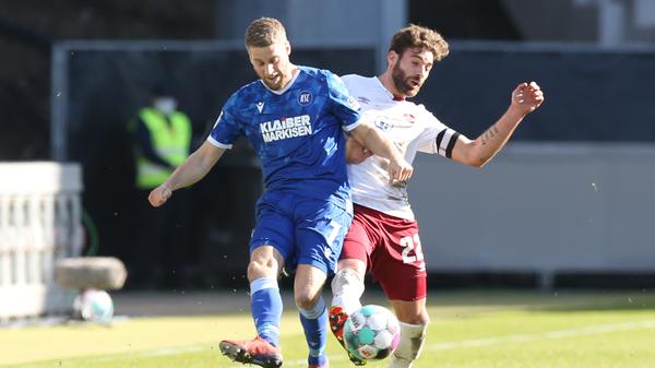 Nicht wie gegen St. Pauli, wo der Club das Pressing früh wieder aufgegeben hat, bleiben die Nürnberger in Karlsruhe ihrem hohen Anlaufen treu, das den KSC immer wieder in die Bredouille bringt. Auf der anderen Seite gelingt es dem KSC in der 58. Minute mal, mit einem weiten Ball in den Nürnberger Strafraum vorzudringen. Lorenz nimmt den Ball souverän an und sieht, dass Mathenia zu weit vor seinem Kasten steht, der Lupfer fällt aber zu hoch aus.