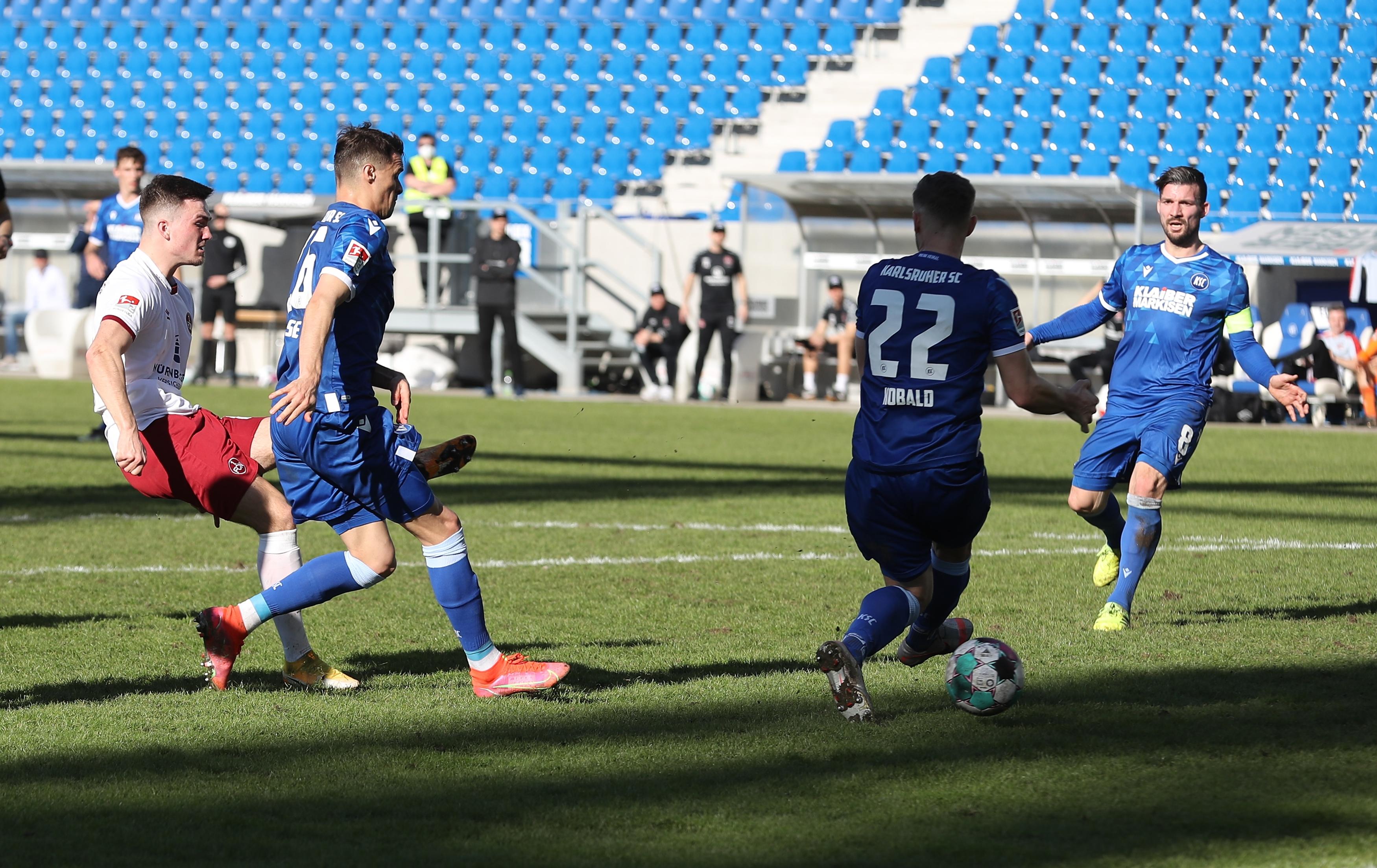 Das Spiel ist geprägt von vielen Zweikämpfen und kleinen Fouls. Nürnberger sieht dabei seine fünfte Gelbe Karte, wodurch er in der nächsten Partie gegen Braunschweig gesperrt ist. Nach einem schönen Seitenwechsel über Geis auf Handwerker, der den Ball direkt in die Mitte spielt, kommt der Club mal wieder zu einer Torchance. Die abgefälschte Flanke landet bei Borkowski. Der legt sich den Ball zurecht, sein Abschluss wird aber abgefälscht verpasst den Kasten des KSC nur knapp.