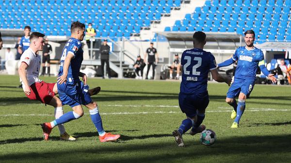 Das Spiel ist geprägt von vielen Zweikämpfen und kleinen Fouls. Nürnberger sieht dabei seine fünfte Gelbe Karte, wodurch er in der nächsten Partie gegen Braunschweig gesperrt ist. Nach einem schönen Seitenwechsel über Geis auf Handwerker, der den Ball direkt in die Mitte spielt, kommt der Club mal wieder zu einer Torchance. Die abgefälschte Flanke landet bei Borkowski. Der legt sich den Ball zurecht, sein Abschluss wird aber abgefälscht verpasst den Kasten des KSC nur knapp.