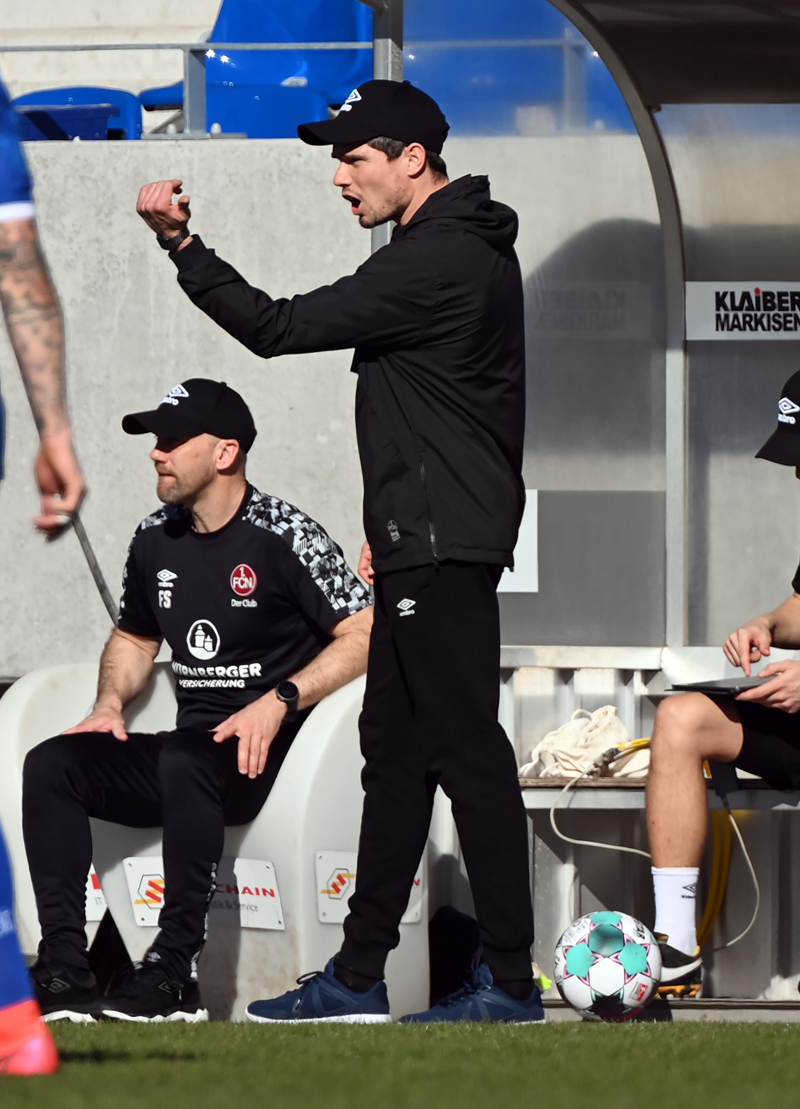 Doch auch die Karlsruher lassen nicht locker, können sich aber noch immer keine zwingenden Chancen erarbeiten. Die zweite Halbzeit plätschert etwas mehr dahin, hat den Schwung der ersten Hälfte etwas verloren. Eine knappe Viertelstunde vor Schluss bringt Klauß Krauß für Borkowski und macht damit deutlich, dass er den Punkt mit nach Hause nehmen will.