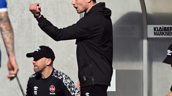 Doch auch die Karlsruher lassen nicht locker, können sich aber noch immer keine zwingenden Chancen erarbeiten. Die zweite Halbzeit plätschert etwas mehr dahin, hat den Schwung der ersten Hälfte etwas verloren. Eine knappe Viertelstunde vor Schluss bringt Klauß Krauß für Borkowski und macht damit deutlich, dass er den Punkt mit nach Hause nehmen will.