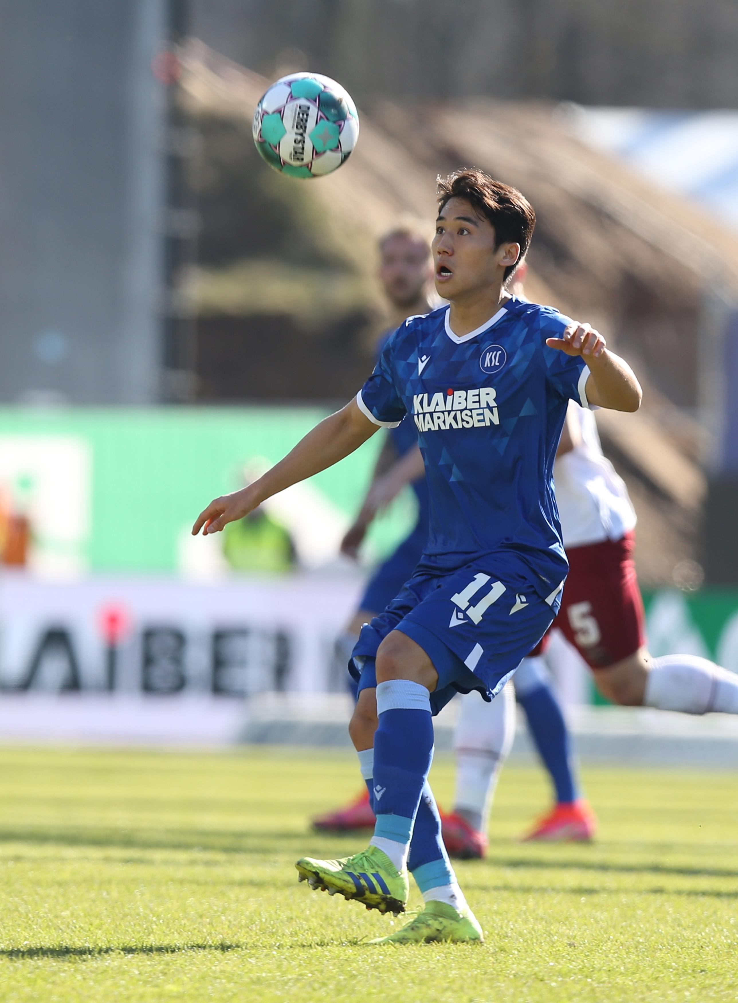 Kurz darauf wird auch Karlsruhe mal wieder gefährlich. Eine Flanke von links kann Margreitter artistisch vor dem eingelaufenen Choi klären. Auch danach findet der Club nur noch wenig Entlastung durch eigenen Ballbesitz, der KSC dominiert jetzt.
