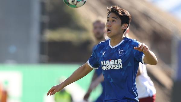 Kurz darauf wird auch Karlsruhe mal wieder gefährlich. Eine Flanke von links kann Margreitter artistisch vor dem eingelaufenen Choi klären. Auch danach findet der Club nur noch wenig Entlastung durch eigenen Ballbesitz, der KSC dominiert jetzt.