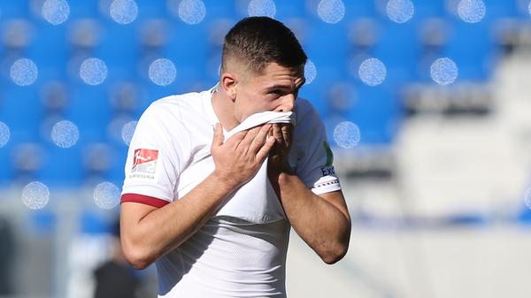 In den letzten Minuten verlegen sich die Karlsruher aber wieder aufs Kontern und überlassen dem Club die Kugel. Der drängt nun wieder etwas nach vorne, kriegt die meiste Zeit aber nur Flanken zustande, die niemanden erreichen. Schließlich sorgt Dovedan nochmal für Unruhe im gegnerischen Sechszehner, lässt zwei Gegenspieler stehen und schließt ab. Seinen Schuss kann Bormuth aber noch blocken.