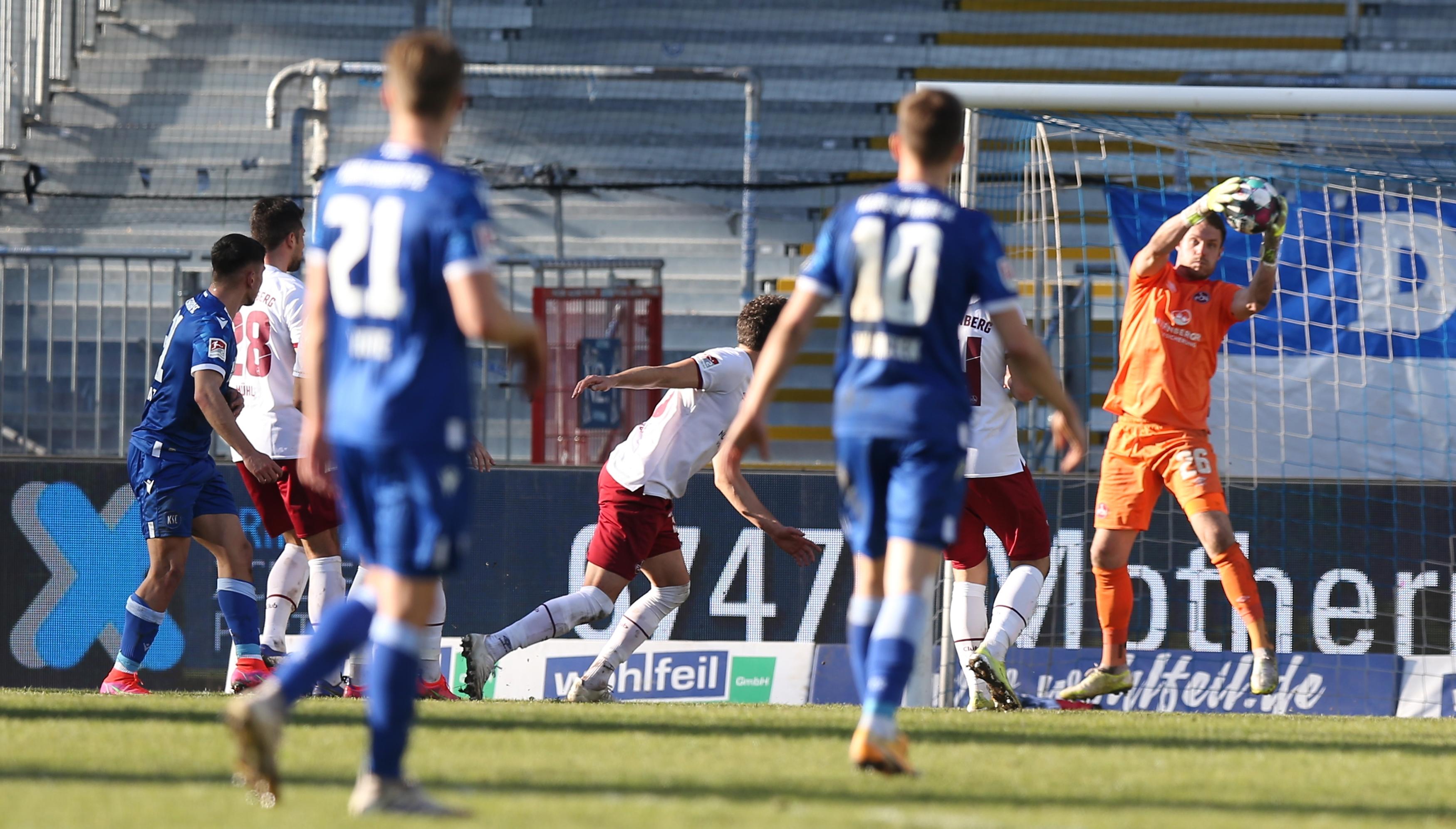 Auch Karlsruhe kommt nochmal in den Nürnberger Strafraum. Der eingewechselte Babacar Gueye verarbeitet einen weiten Ball im Nürnberger Strafraum und legt auf den ebenfalls eingewechselten Malik Batmaz ab, dem die Kugel aber verspringt.