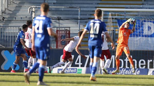 Auch Karlsruhe kommt nochmal in den Nürnberger Strafraum. Der eingewechselte Babacar Gueye verarbeitet einen weiten Ball im Nürnberger Strafraum und legt auf den ebenfalls eingewechselten Malik Batmaz ab, dem die Kugel aber verspringt.