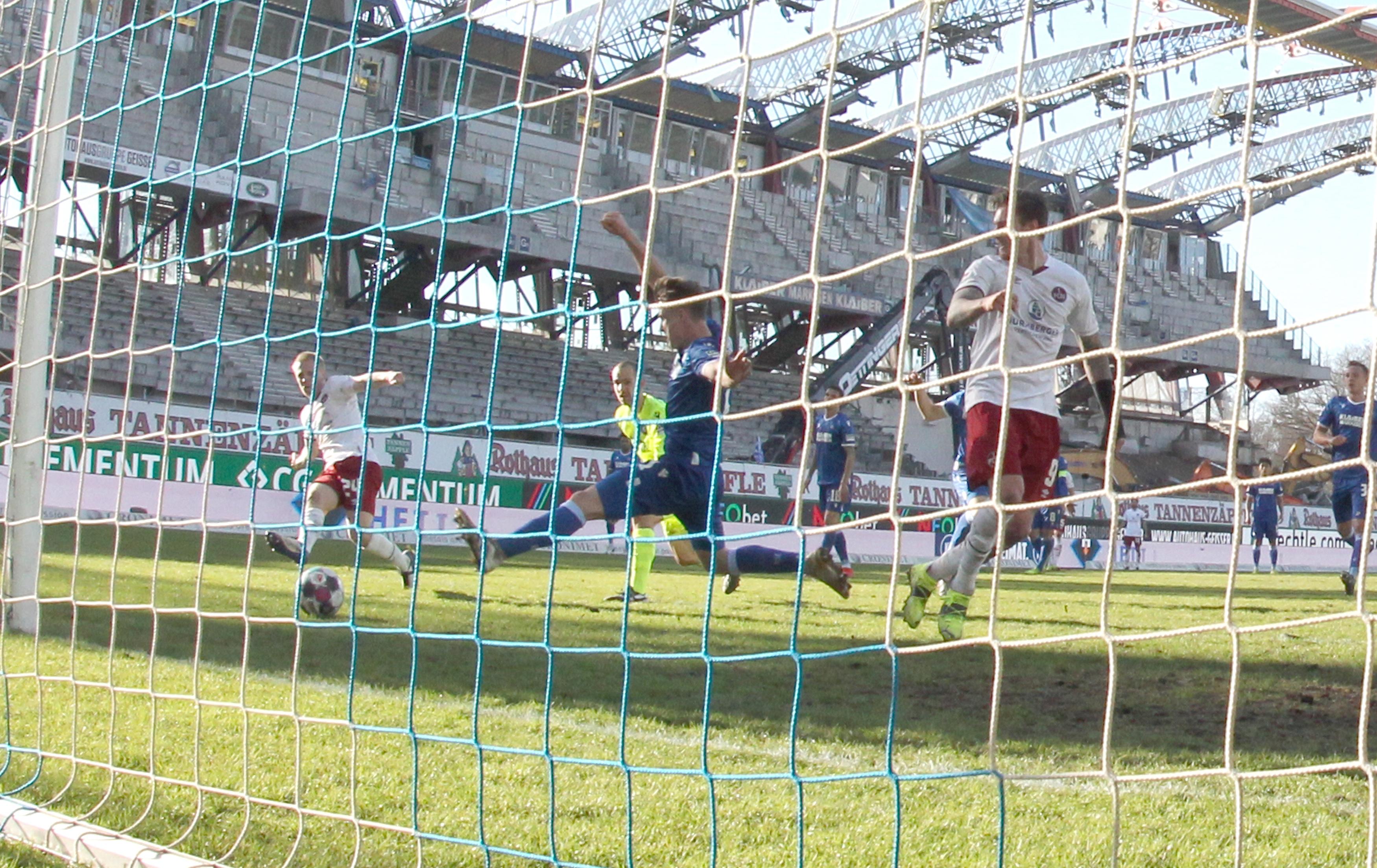 In der letzten Minute der regulären Spielzeit belohnt sich der Club schließlich für seinen Aufwand. Einen weiten Abschlag von Mathenia verwertet Schäffler stark und leitet auf Möller Daehli weiter. Danach gibt es ein kleines Durcheinander, in dem der Ball irgendwie wieder beim in den Strafraum eingelaufenen Schäffler landet. Der will den Ball über Gersbeck heben, trifft ihn aber nicht richtig, sodass der Karlsruher Keeper die Kugel leicht streift. Dadurch springt der Ball Möller Daehli vor die Füße, der frei vor dem Tor einschiebt.