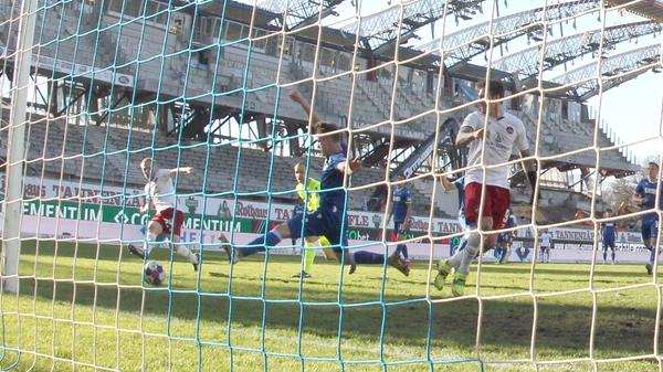 In der letzten Minute der regulären Spielzeit belohnt sich der Club schließlich für seinen Aufwand. Einen weiten Abschlag von Mathenia verwertet Schäffler stark und leitet auf Möller Daehli weiter. Danach gibt es ein kleines Durcheinander, in dem der Ball irgendwie wieder beim in den Strafraum eingelaufenen Schäffler landet. Der will den Ball über Gersbeck heben, trifft ihn aber nicht richtig, sodass der Karlsruher Keeper die Kugel leicht streift. Dadurch springt der Ball Möller Daehli vor die Füße, der frei vor dem Tor einschiebt.