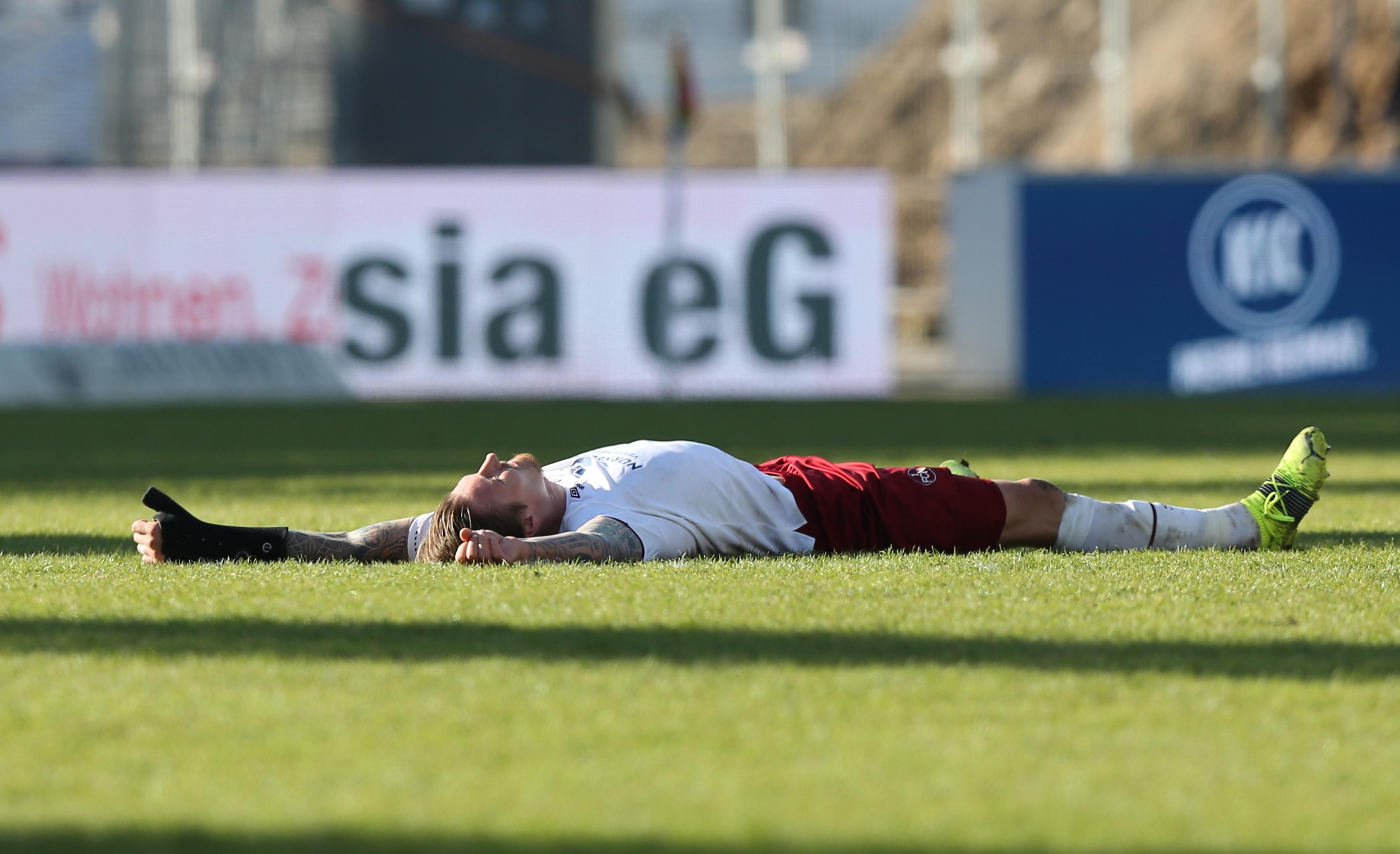 Nach einem insgesamt guten Auswärtsspiel, in dem der Club gegen formstarke Karlsruher hinten wenig zugelassen und eine von zwei Großchancen verwandelt hat, geht der FCN als Sieger und vor allem mit drei wichtigen Punkten im Gepäck vom Platz. Ein wichtiges Erfolgserlebnis vor der Partie gegen Abstiegskonkurrent Braunschweig am nächsten Wochenende!