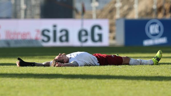 Nach einem insgesamt guten Auswärtsspiel, in dem der Club gegen formstarke Karlsruher hinten wenig zugelassen und eine von zwei Großchancen verwandelt hat, geht der FCN als Sieger und vor allem mit drei wichtigen Punkten im Gepäck vom Platz. Ein wichtiges Erfolgserlebnis vor der Partie gegen Abstiegskonkurrent Braunschweig am nächsten Wochenende!